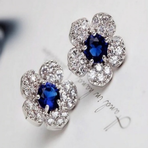 Jewelry - New Charming Crystal Flower stud earrings